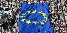 Tanti auguri alla bandiera della Ue, che compie 40 anni: la storia, il significato e chi la disegnò