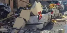 Sassari, esplosione in una palazzina: i vigili rischiano di essere travolti. Si cercano dispersi