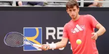 Luca Nardi, chi è l’avversario di Sinner: l’impresa contro Djokovic e l’amico Alcaraz