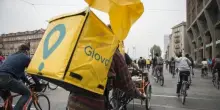 Glovo, bonus beffa per il caldo ai rider: “Da venti centesimi in più a consegna oltre i 40 gradi”