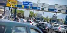 Il governo tenta il blitz per aumentare i pedaggi. Costretto al dietrofront