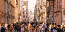 Overtourism, per il 56% degli italiani è un problema