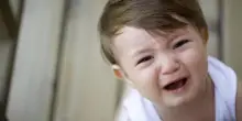 Vicenza, mamma esce e lascia il figlio solo in casa. Il bimbo di 5 anni precipita dal terrazzo
