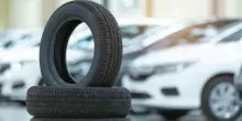 Un’auto su 10 in Italia ha le gomme lisce: l’allarme di Polizia e Assogomma. Tutti i dati
