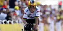 Tour, Evenepoel vince la crono su Pogacar e Affini. Vingegaard a 1’05” dallo sloveno, ora in giallo