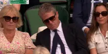 Hugh Grant si addormenta nel Royal Box a Wimbledon durante il match di Cobolli