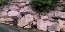 Si arrampica sui massi lungo il Piave per fare una foto, ma scivola: quindicenne muore schiacciata