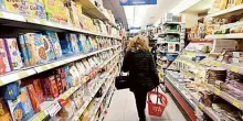 Più salato il carrello della spesa per gli italiani. Aerei e traghetti nel caro-vacanze