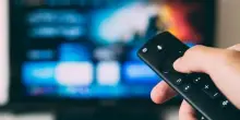 Agcom, italiani voltano le spalle a Tg. Meglio web e social: tv non è più primo mezzo d’informazione