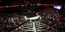 Caos alla Camera sul decreto fiscale. Mef in ritardo e FdI attacca: “Non siamo al loro servizio”
