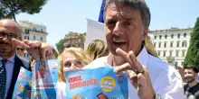 Renzi contro il caro-vita, sit-in davanti al supermercato: “Meloni quanto ci costi?”
