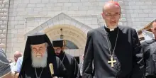 Pizzaballa è entrato a Gaza dopo il raid alla parrocchia. Con lui anche il patriarca greco ortodosso