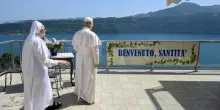 Leone XIV rientrato in Vaticano dalle “vacanze di lavoro” a Castel Gandolfo pensando a Gaza