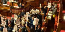 Separazione carriere, Senato approva. Opposizioni mostrano Carta capovolta. Meloni: “Passo avanti”