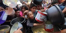 Israele - Hamas, le news. Gaza, 10 morti di fame in 24 ore. Israele: “È Hamas a causare la carestia”