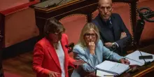 Reato di femminicidio, ok unanime del Senato al ddl. Meloni: “Aiuterà a combattere la piaga”