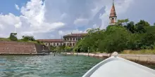 L’ultima isola senza turisti diventa il parco di Venezia: “Poveglia salvata dai cittadini”
