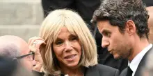 I Macron contro l’influencer Usa per la fake news su Brigitte nata uomo: “Bullismo planetario”