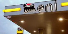 Eni, calano gli utili per mini-dollaro e prezzo del petrolio. Descalzi: “Alziamo le stime sul 2025”