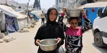 Tornano i lanci di cibo sulla Striscia di Gaza, ma Israele nega: “Non c’è carestia”