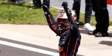 F1, Verstappen vince la Sprint Race a Spa davanti alle McLaren. Ferrari: Leclerc 4°, Hamilton 15°
