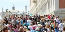 Venezia, l’allarme dei commercianti: “I turisti non spendono, una maxi-tassa per il mordi e fuggi”