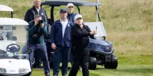 “Fascista e imbroglione”: Donald Trump sul green in Scozia in buca tra le proteste