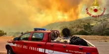 Cagliari, fiamme a ridosso della spiaggia di Villasimius, bagnanti in fuga: in salvo 200 persone