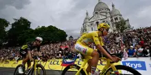 Van Aert stacca Pogacar a Montmartre e vince l’ultima tappa. Ma lo sloveno festeggia il suo 4° Tour
