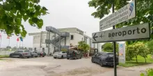 Padova, bloccano il fidanzato e in due abusano di una giovane: in manette un ragazzo di 19 anni