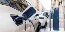 Auto, boom delle elettriche in un anno (+40,5%) ma nel complesso il mercato arranca