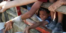 Gaza, la strage dei bambini: 18mila morti in due anni. L’Unicef: “E tanti sono ormai pelle e ossa”