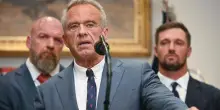 Usa, Kennedy jr: “Stop ai fondi per la ricerca sui vaccini a mRna”. L’allarme degli scienziati