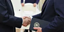 “Pronto a vedere Putin e Zelensky”. Trump apre a un vertice ma fa già scattare le sanzioni