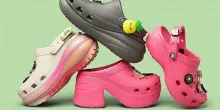 I dazi affossano le Crocs: il titolo perde quasi il 30% a Wall Street. “E la moda sta cambiando”