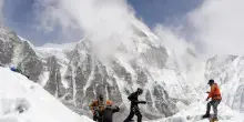 Nepal, aumenta a 15mila dollari la tassa per scalare l’Everest. Ma saranno gratuite 97 vette