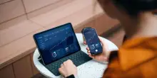 Smartphone re del digital banking. Otto italiani su 10 ci controllano il conto, bonifici per 7 su 10