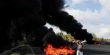 Blocchi stradali e copertoni incendiati, sciopero generale in Israele contro il governo: 38 arresti