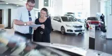 Dal prezzo ai costi di gestioni, i fattori che influenzano la scelta d'acquisto di un'auto