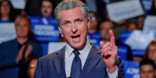 Offese, errori e meme: Newsom adotta lo stile Maga per trollare Trump. E vola nei sondaggi