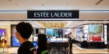 Estée Lauder, conti in rosso: il gruppo crolla a Wall Street