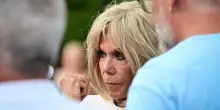 Brigitte Macron uomo? Il presidente sulla fake news: “Si tratta di difendere il mio onore”