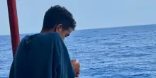 Mediterranea: “Picchiati, rinchiusi, affamati, buttati in mare”. Il racconto dei giovani naufraghi