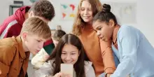 Niente smartphone in classe, ecco come le superiori si preparano ad applicare la norma Valditara