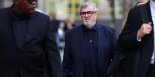Il fratello maggiore degli Oasis in aula per il processo: accusato di 11 reati, tra cui stupro