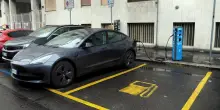 Auto elettriche, sale la quota a luglio in Europa. Ma i costruttori: “Obiettivo 2035 non fattibile”