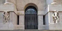 Manovra, tassa del 2% sul “buyback” delle banche. Forza Italia contraria, rilancia sui salari