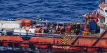 Da due giorni 41 persone bloccate su un mercantile. Sea-Watch: “Il cibo scarseggia, soccorreteli”