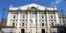 Per i ceo di Piazza Affari bonus medi da 760mila euro, in calo del 7%: vola la finanza