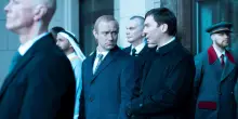 “Il mago del Cremlino”: dalla rabbia al potere, l’ascesa del giovane Putin strappa applausi al Lido